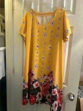 Boutique Woman’s silky dress extra large yellow and long
